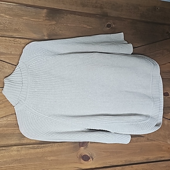 Ugg sweater medium - Picture 4 of 4